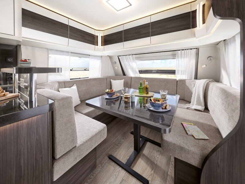2027 WW Prestige 560 FC innen C Sitzgruppe Bug q BEAR PRESSE