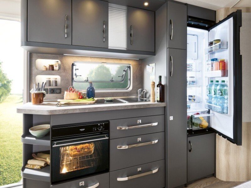 2027 WW De Luxe 545 KMF innen breite Seitenkueche h BEAR PRESSE