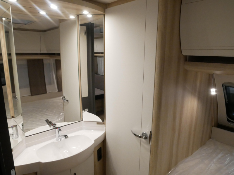 Hobby De Luxe 460 UFE image