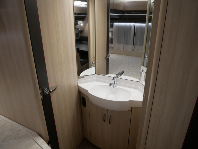 Hobby De Luxe Edition 560 KMFE image