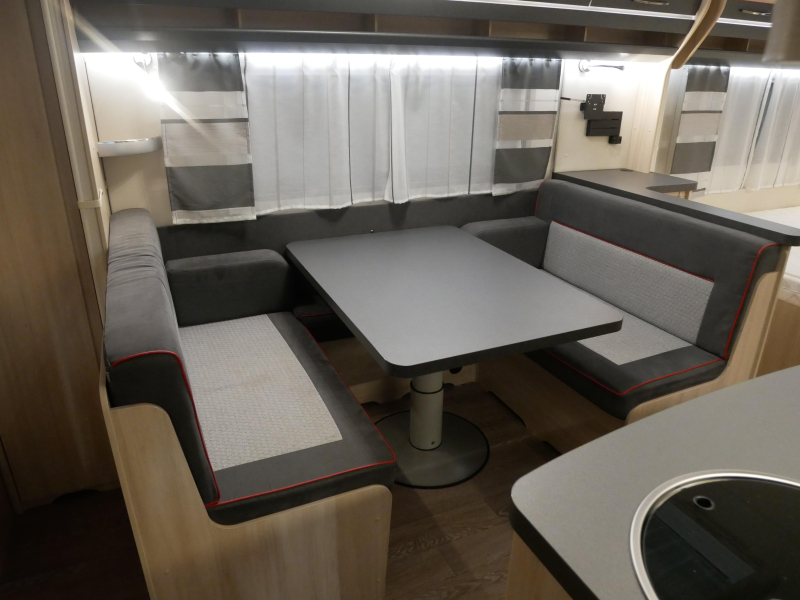 Hobby De Luxe Edition 560 KMFE image